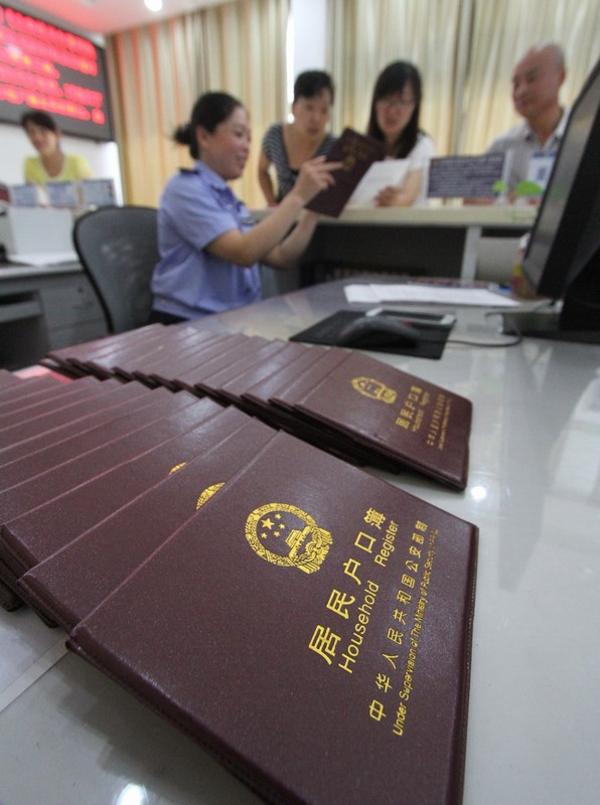 2012年11月15日，在党的第十八届中央委员会第一次全体会议上，新当选的中共中央总书记习近平和中共中央政治局常委们同採访十八大的中外记者亲切见面。