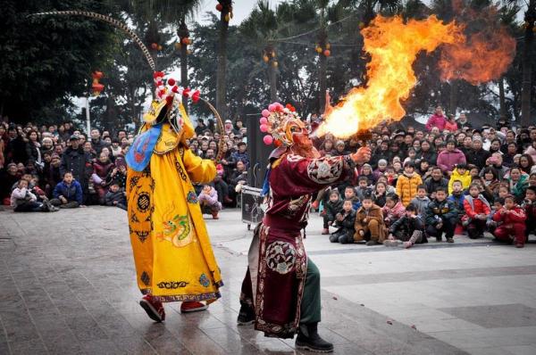 2012年11月15日，在党的第十八届中央委员会第一次全体会议上，新当选的中共中央总书记习近平和中共中央政治局常委们同採访十八大的中外记者亲切见面。