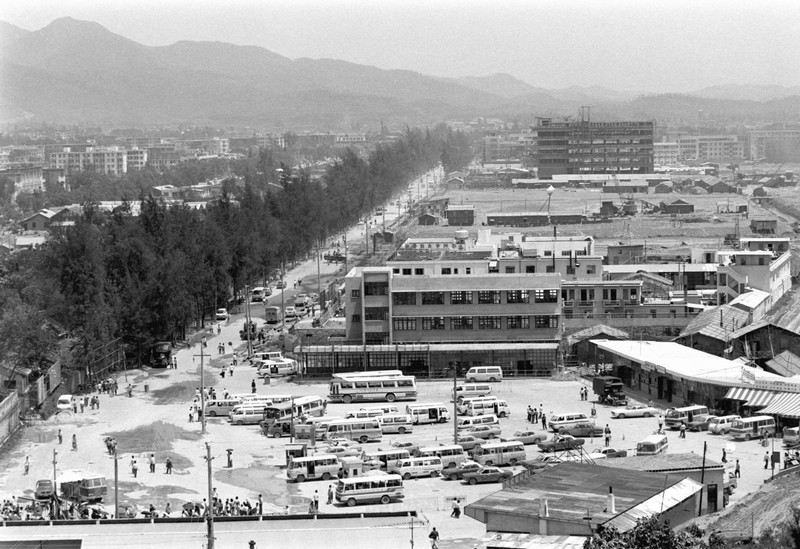 邓小平在1978年12月召开的中共十一届三中全会，开创了我国改革开放的社会主义现代化建设的新时期。