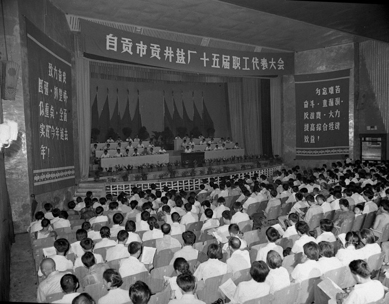邓小平在1978年12月召开的中共十一届三中全会，开创了我国改革开放的社会主义现代化建设的新时期。