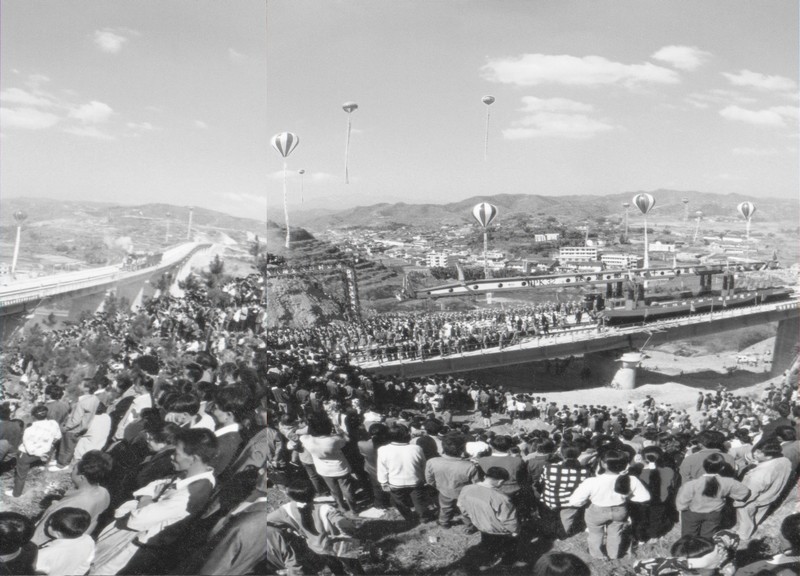 邓小平在1978年12月召开的中共十一届三中全会，开创了我国改革开放的社会主义现代化建设的新时期。