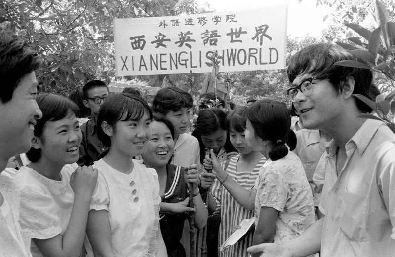 邓小平在1978年12月召开的中共十一届三中全会，开创了我国改革开放的社会主义现代化建设的新时期。