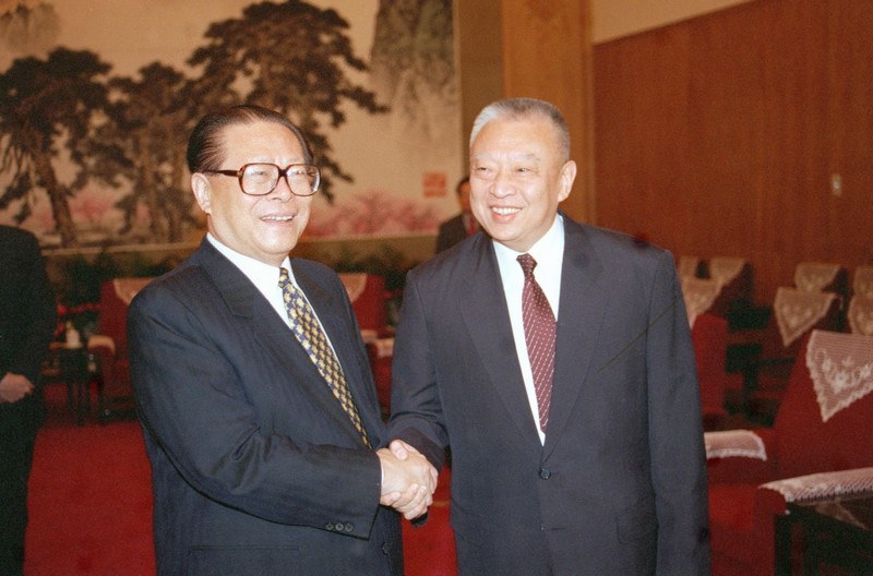 1997年12月11日，国家主席江泽民在中南海会见来北京述职的香港特別行政区行政长官董建华。