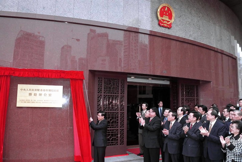 1997年12月11日，国家主席江泽民在中南海会见来北京述职的香港特別行政区行政长官董建华。