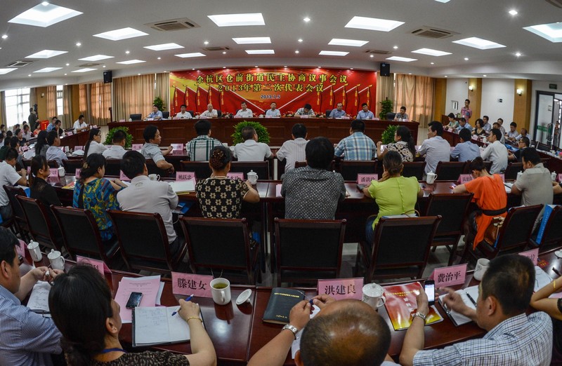 2012年11月15日，在党的第十八届中央委员会第一次全体会议上，新当选的中共中央总书记习近平和中共中央政治局常委们同採访十八大的中外记者亲切见面。