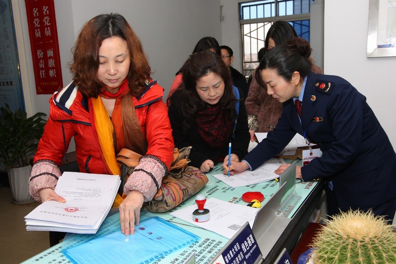 2012年11月15日，在党的第十八届中央委员会第一次全体会议上，新当选的中共中央总书记习近平和中共中央政治局常委们同採访十八大的中外记者亲切见面。