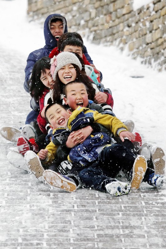 2012年11月15日，在党的第十八届中央委员会第一次全体会议上，新当选的中共中央总书记习近平和中共中央政治局常委们同採访十八大的中外记者亲切见面。