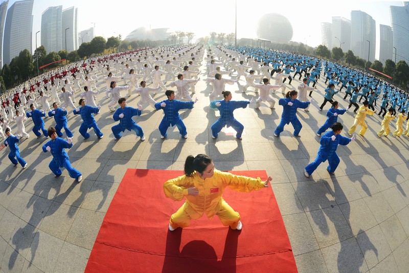 2012年11月15日，在党的第十八届中央委员会第一次全体会议上，新当选的中共中央总书记习近平和中共中央政治局常委们同採访十八大的中外记者亲切见面。