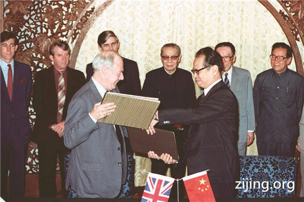 1985年5月27日，中国外交部副部长周南（前右）同英国驻华大使伊文思分别代表两国政府在北京互换《中英关于香港问题的联合声明》批准书。