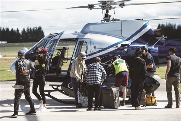 2016年11月14日，新西兰发生7.8级地震，中国驻新西兰南岛克赖斯特彻奇（基督城）总领馆调集直升机，2天内将受困的125名中国游客全部安全撤离，其中包括6名香港居民。图为几位中国游客乘直升机安全撤离。