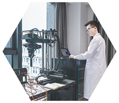  香港城市大学物质科学研究院（福田）的工程师在对所研制部件进行精密测量。受访者提供