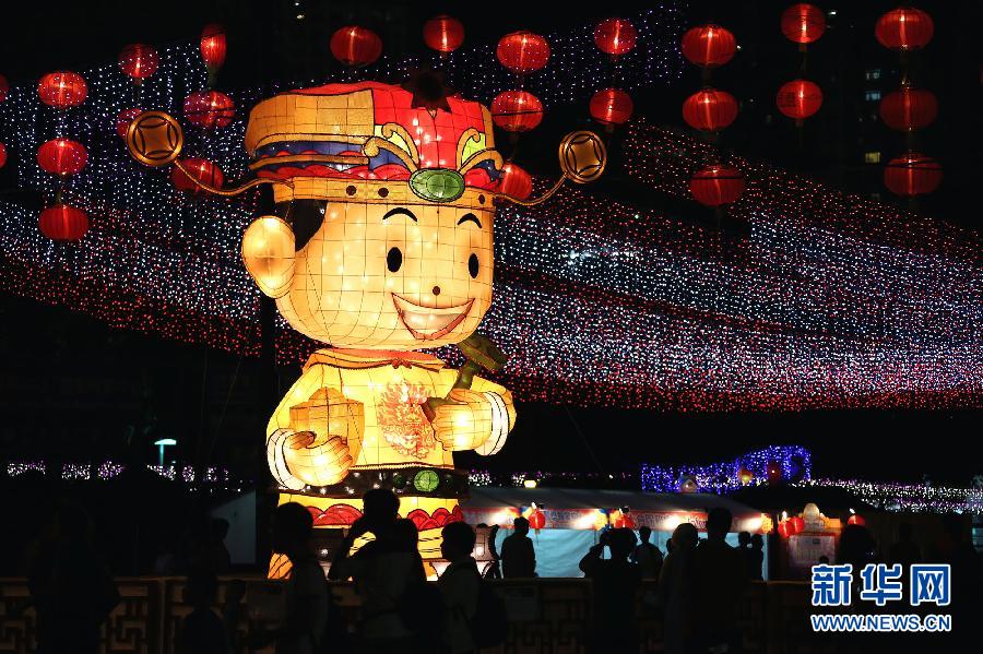 （晚报）（1）香港：彩灯大观园亮灯 中秋节活动开始 