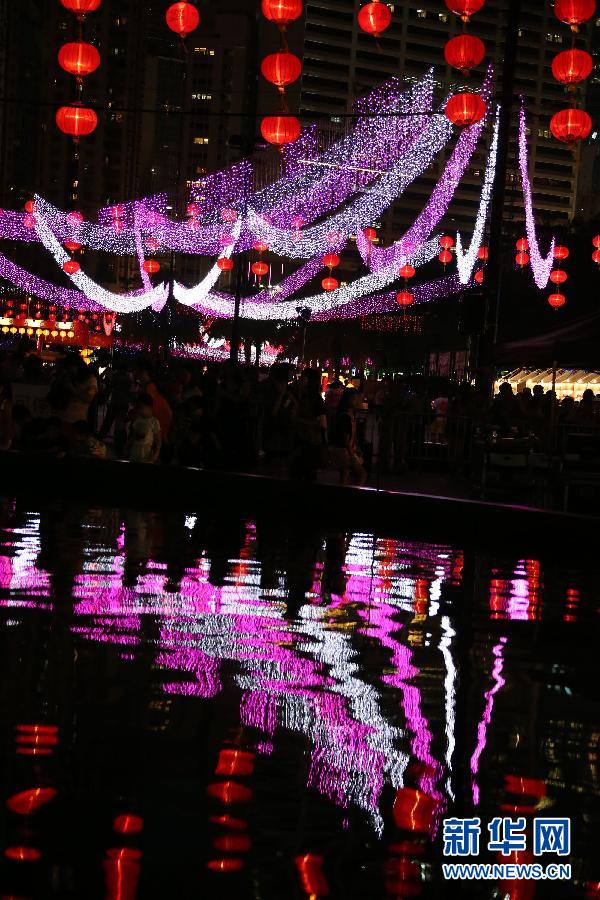 （晚报）（4）香港：彩灯大观园亮灯 中秋节活动开始 