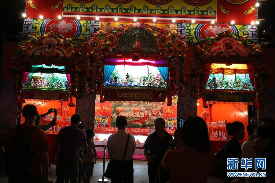 （晚报）（3）香港：彩灯大观园亮灯 中秋节活动开始 