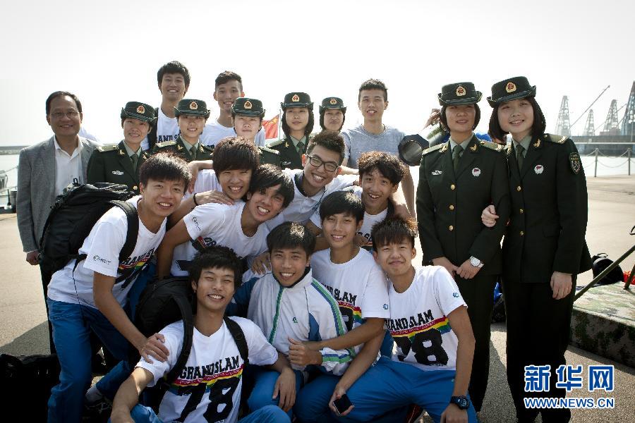 （社会）（1）香港大学生走进驻港部队军营与官兵联谊