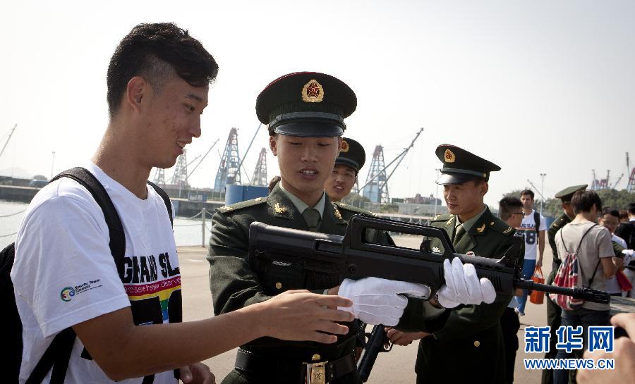 （社会）（2）香港大学生走进驻港部队军营与官兵联谊