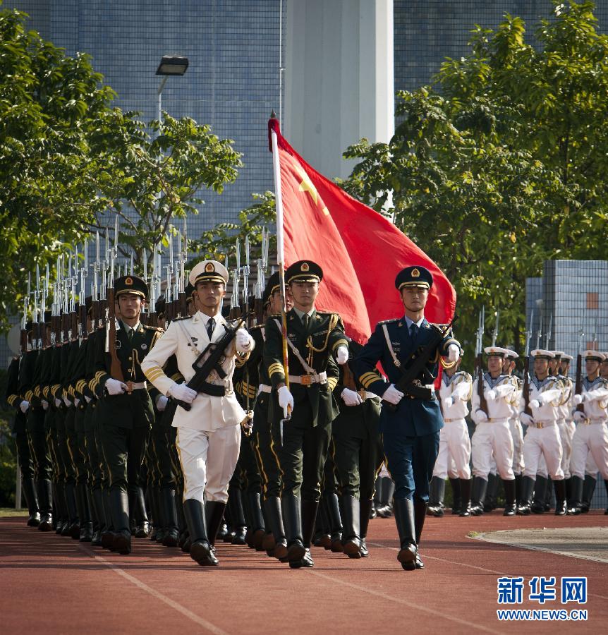 （社会）（3）香港大学生走进驻港部队军营与官兵联谊