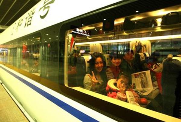 港媒关注&ldquo;返乡大军&rdquo;：高铁助力春运港人回家近了