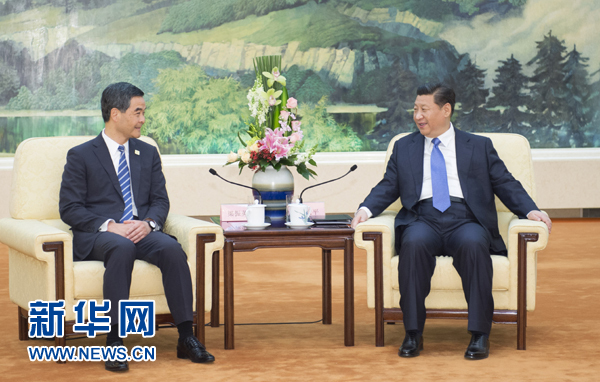 11月9日,国家主席习近平在北京人民大会堂会见来北京出席亚太经合组织第二十二次领导人非正式会议的香港特别行政区行政长官梁振英。新华社记者谢环驰摄 11月9日,国家主席习近平在北京人民大会堂会见来北京出席亚太经合组织第二十二次领导人非正式会议的香港特别行政区行政长官梁振英。新华社记者谢环驰摄