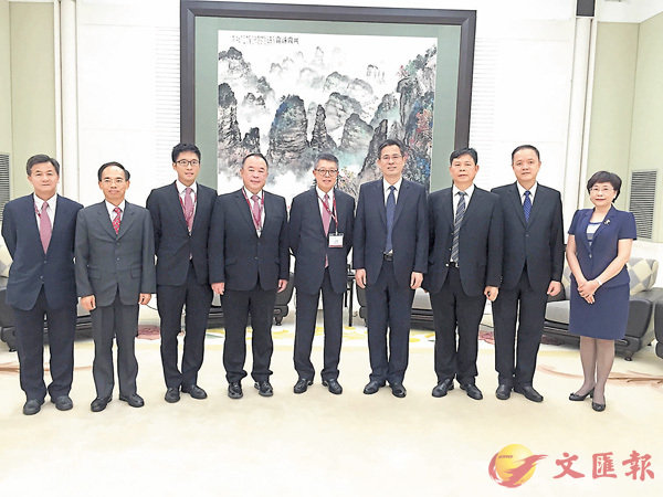 ■何忠友（右四）會見考察團一行。