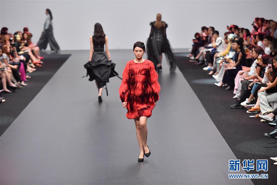 （文化）（2）再生主题时装设计亮相香港国际时尚汇演