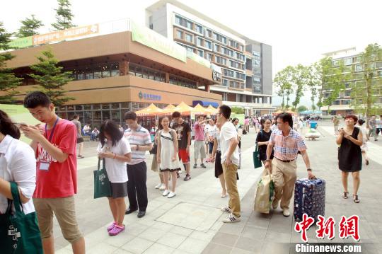 首家香港內地合辦高校迎來1400	餘名新生