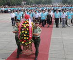专列团向毛泽东铜像献花