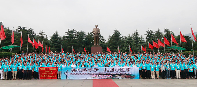 专列团在毛泽东铜像前合影