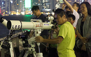 香港市民爭睹月全食