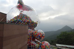 香港巨熊內藏15萬個氣球破紀錄