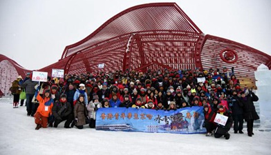 香港青年学生在冰雪大世界合影