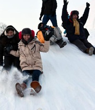 雪坡上往下滑别有一番滋味