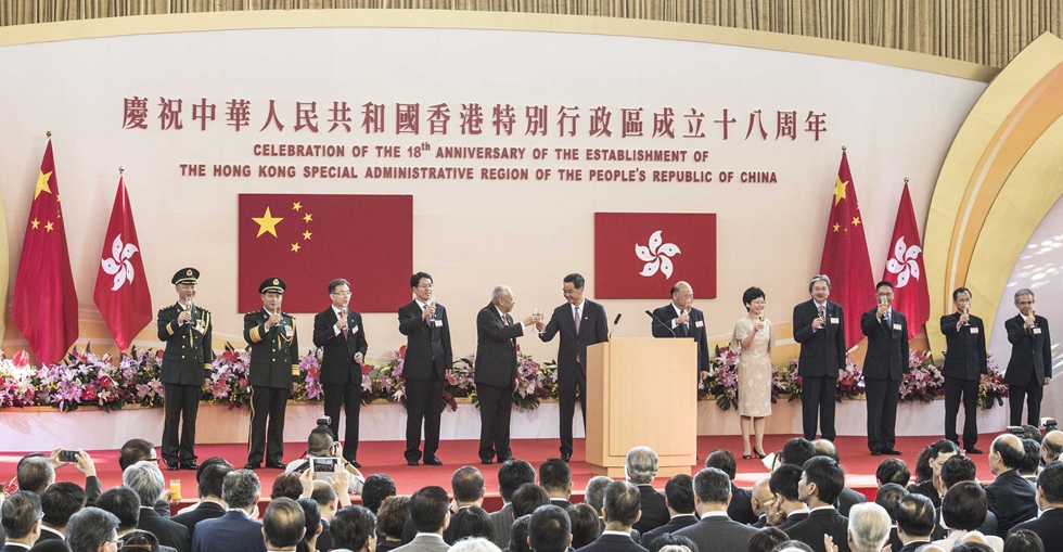 香港举行升旗仪式和庆祝酒会庆祝回归18周年 张晓明等出席