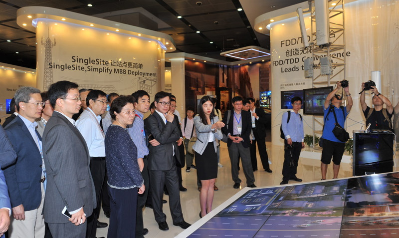 参观华为公司展厅