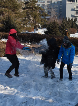 青年学生在雪地上嬉戏
