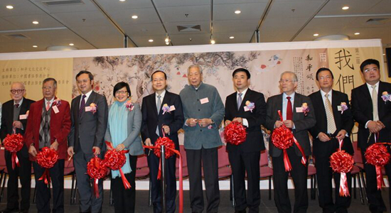 杨健为第二届&ldquo;我们爱和平&mdash;&mdash;两岸四地名家书画展&rdquo;剪彩