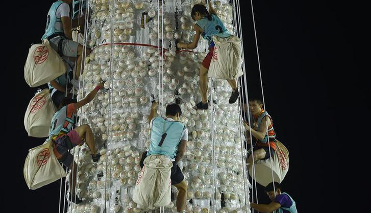 香港长洲举办太平清醮&ldquo;抢包山&rdquo;大赛