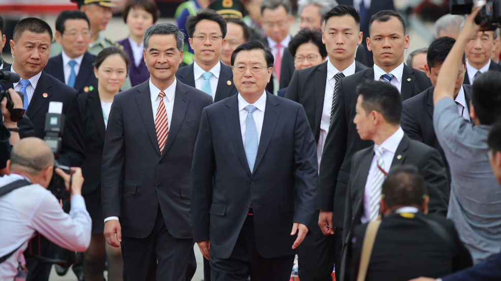 张德江抵达香港 用&ldquo;看、听、讲&rdquo;概括此行目的