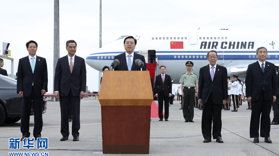 全国人大常委会委员长张德江抵达香港