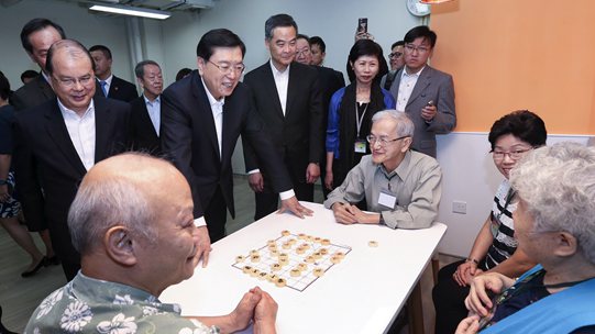 张德江视察香港福利机构和资助房屋项目