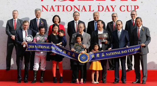 杨健为香港赛马会&ldquo;国庆杯&rdquo;赛事颁奖