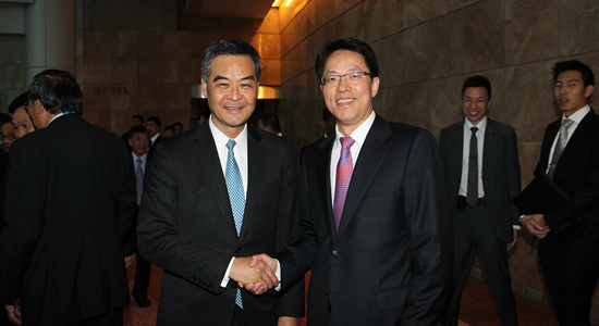 张晓明主任和应邀前来参加酒会的香港特区行政长官梁振英握手