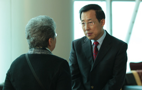 杨建平副主任与来宾交谈
