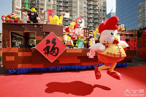香港新春花车巡游主打&ldquo;金鸡&rdquo;元素