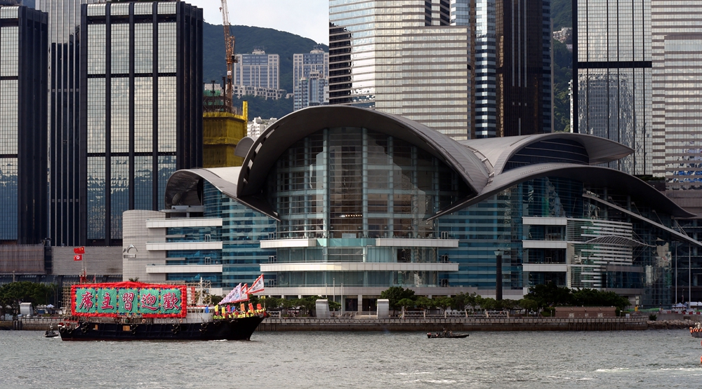 香港百船巡游庆回归二十周年