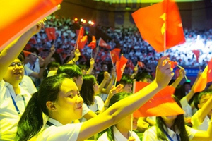 2000	餘名香港青年在浙江舉行交流活動