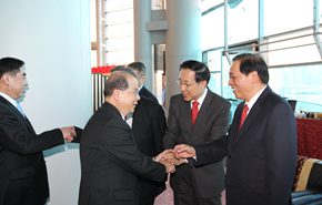 杨建平副主任与来宾交谈