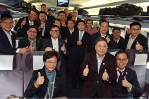 港區全國人大代表和政協委員首次集體乘高鐵抵京參會