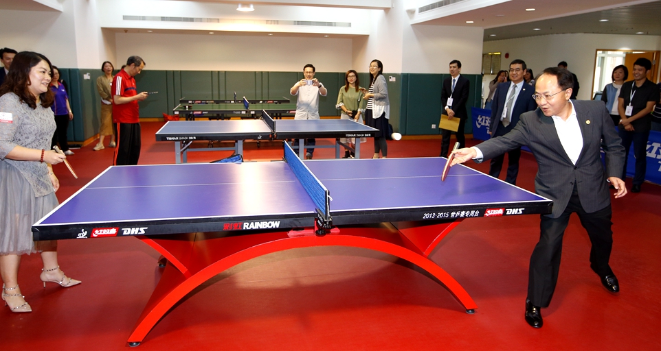 王志民主任与市民一起打乒乓球