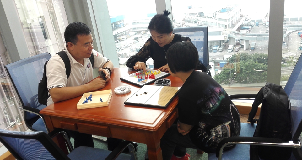 市民在文體活動室下棋